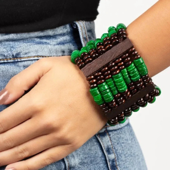 Paparazzi Jewelry - Vacay Vogue Green Bracelet - Picture 1 of 3